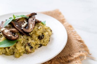 Pesto ve peynir ile ev yapımı Mantarlı Risotto