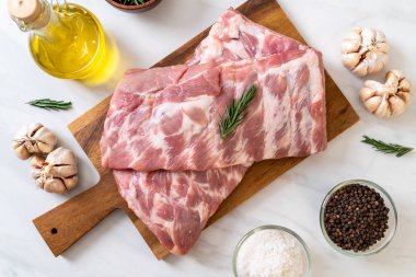 Taze Çiğ domuz kaburga malzemelerle