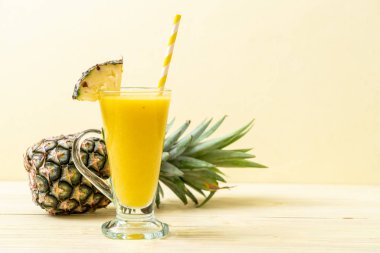 Tahta masada taze ananas suyu bardağı - Sağlıklı içecek