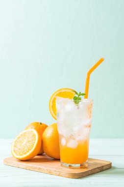 yanında da soda ahşap masa portakal suyu