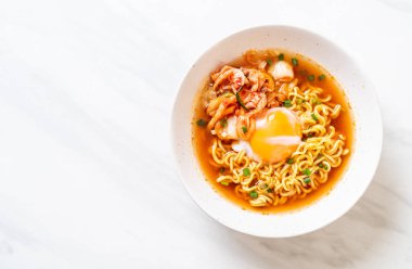 Kimchi ve yumurta - Korece ramen tarzı ile Kore anlık erişte
