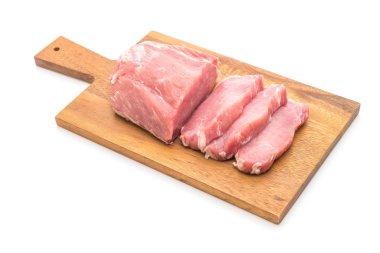 Beyaz arka planda izole edilmiş taze domuz filetosu.