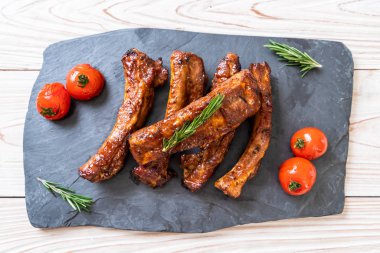 Biberiye ve domatesli ızgara pirzola.