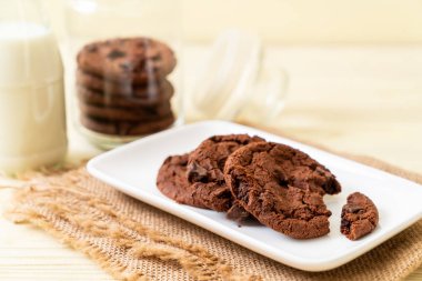 ahşap zemin üzerine çikolata parçaları ile çikolata kurabiye