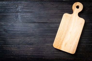 ahşap arka plan üzerinde mutfak bezle ahşap tahta boş kesme