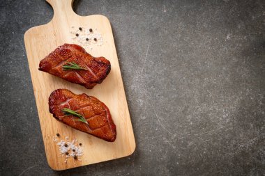 Kızarmış ördek göğsü ahşap tahta üzerinde