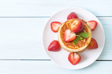 taze çilek ile sufle gözleme