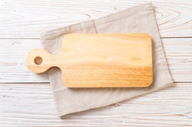 ahşap arka plan üzerinde mutfak bezle ahşap tahta boş kesme