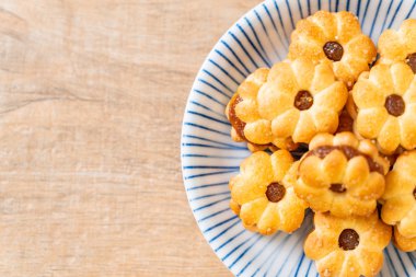 Hindistan cevizli bisküvi ve ananas reçeli.