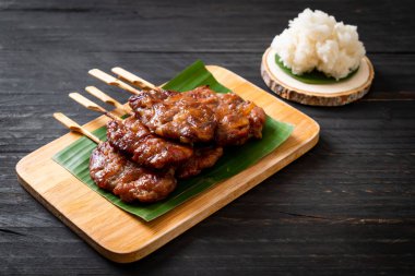 Beyaz pilavlı ızgara süt domuzu. Tayland sokak yemeği tarzı.