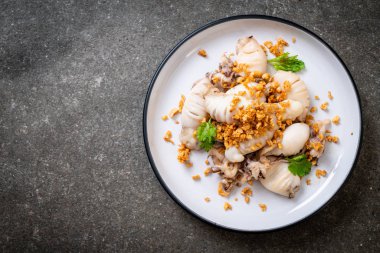 Kızarmış kalamar ya da tabakta sarımsak olan ahtapot.