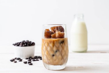 ahşap masa üzerinde sütlü kahve buz küpleri