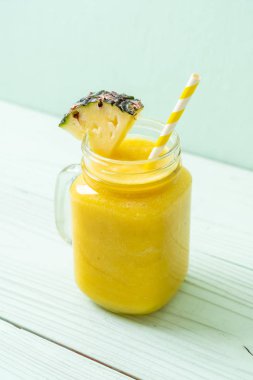 Tahta masada taze ananas suyu bardağı - Sağlıklı içecek