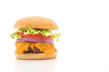 Beyaz arka plan üzerinde izole peynirli taze lezzetli biftek burger