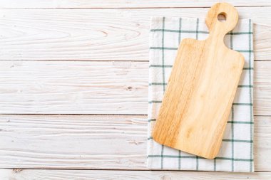 ahşap arka plan üzerinde mutfak bezle ahşap tahta boş kesme