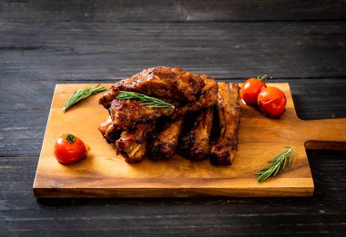 Biberiye ve domatesli ızgara pirzola.