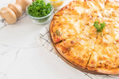 pizza masada bin ada soslu tavuk ızgara