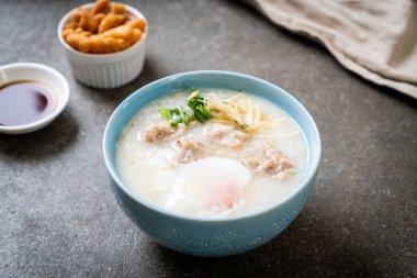 Kase içinde kıymalı pirinç lapası Asya usulü kahvaltı.