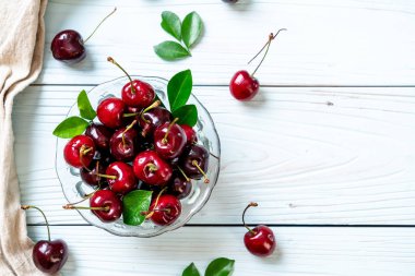 Ahşap arka planda taze kirazlar