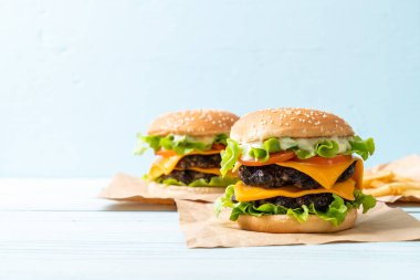 Ev yapımı ve taze lezzetli burger peynirli
