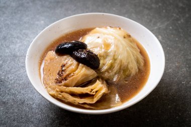 kırmızı mantar - vegan ve Asya tarzı Vejetaryen yiyecekler çorbası haşlanmış lahana