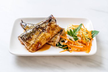 Teriyaki sosu - Japon yemekleri tarzı ile ızgara Saba Balık biftek