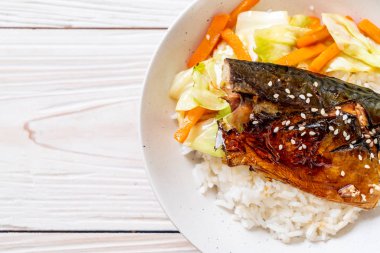 saba balık tepesinde tabağı - Japon tarzı üzerinde teriyaki soslu ızgara