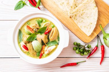 Roti ve yeşil köri tavuk - Müslüman gıda