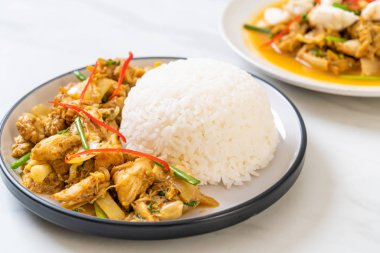 Toz köri pirinç - Tayland mutfağı ile kızartılmış yengeç