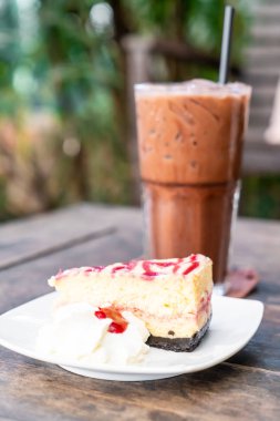 Ahududu peynir Pasta krema ile