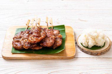 Beyaz pilavlı ızgara süt domuzu. Tayland sokak yemeği tarzı.