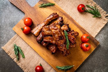 Biberiye ve domatesli ızgara pirzola.