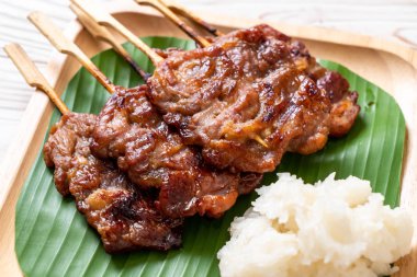Beyaz pilavlı ızgara süt domuzu. Tayland sokak yemeği tarzı.