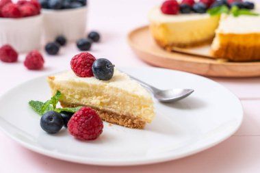 Ev yapımı cheesecake taze ahududu ve yaban mersini ile