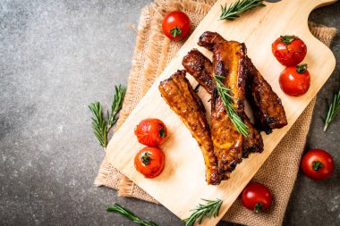 Biberiye ve domatesli ızgara pirzola.