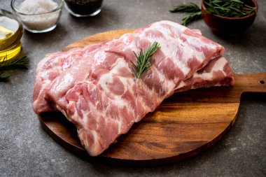 Taze Çiğ domuz kaburga malzemelerle