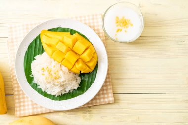 Yapışkan pirinçli mango - Tayland 'ın popüler geleneksel tatlısı