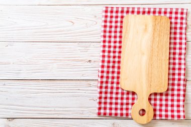 ahşap arka plan üzerinde mutfak bezle ahşap tahta boş kesme