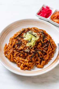 Kore sıcak ve baharatlı anlık noodle kimchi - Kore yemeği tarzı ile