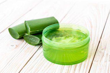 aloe vera jeli ve ahşap zemin dilimlenmiş.