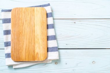ahşap arka plan üzerinde mutfak bezle ahşap tahta boş kesme