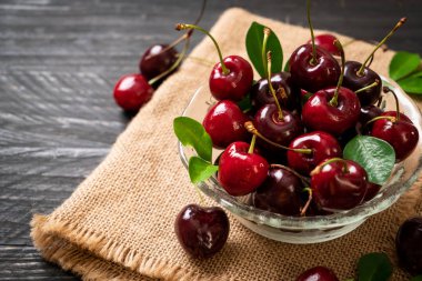 Ahşap arka planda taze kirazlar