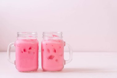 pembe çilek milkshake ahşap üzerine