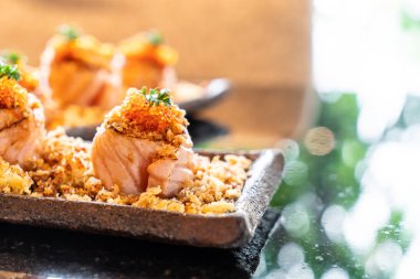 Somon suşi rulo soslu - Japon gıda tarzı