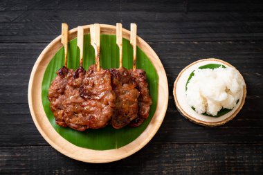 Beyaz pilavlı ızgara süt domuzu. Tayland sokak yemeği tarzı.