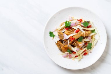 Baharatlı salatalı gevrek gourami balığı. Asya usulü.