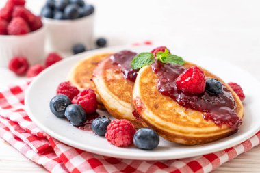 Taze ahududu ve yabanmersinli gözleme.