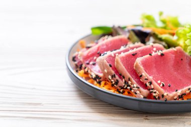 Taze ton balığı ve sebze salatası. Sağlıklı yemek.