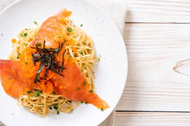 spagetti ile füme somon ve karides yumurta - füzyon gıda tarzı
