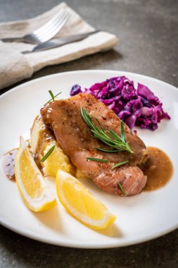 kırmızı lahana ve patates püresi beyaz plaka üzerinde domuz eti biftek